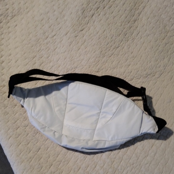 Adidas White Waist Bag, Fannypack,NWOT - Picture 3 of 6